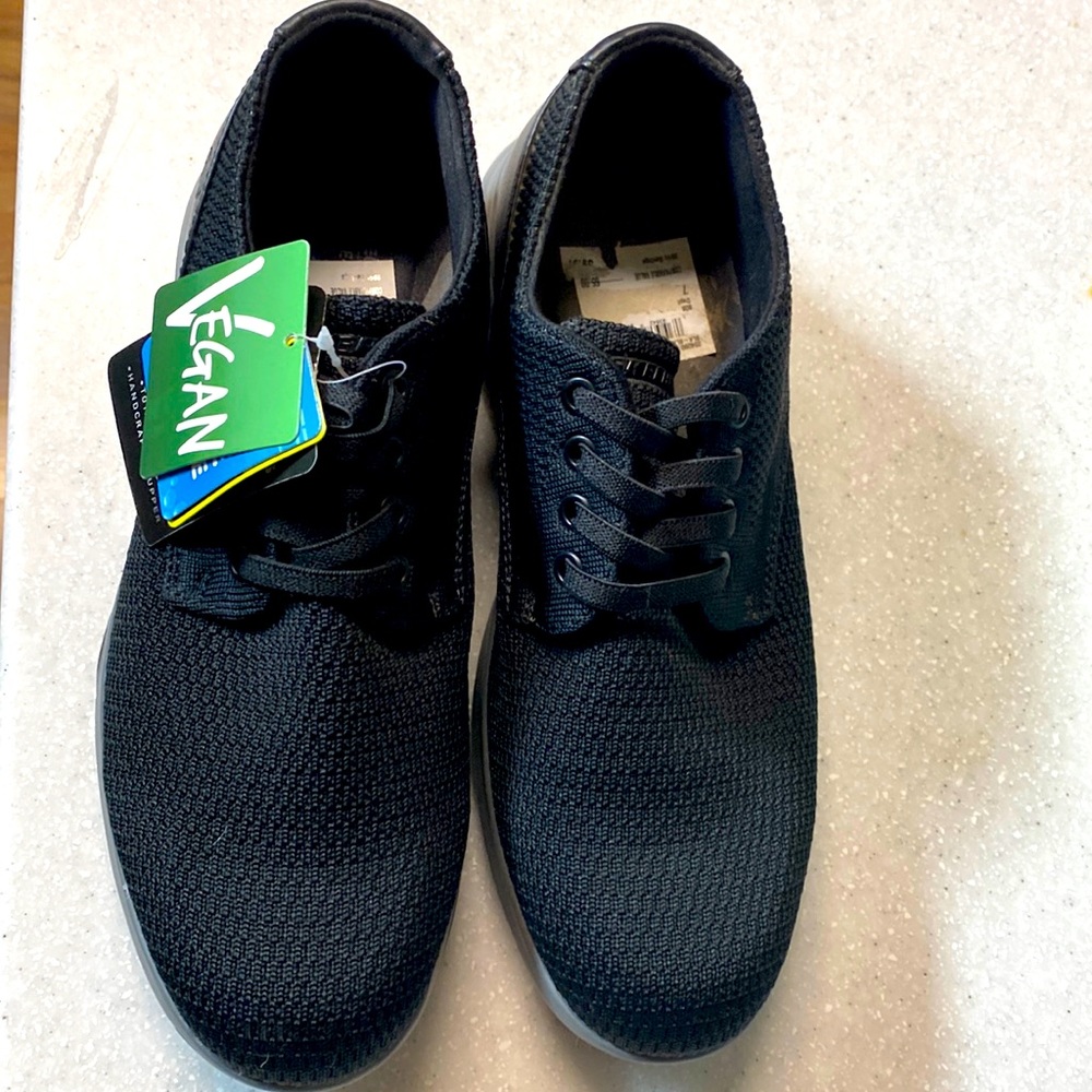 Men’s black, air cooled, memory foam Skechers